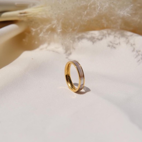🌟Gold Plated mother of Pearl Band Ring - Picture 3 of 9